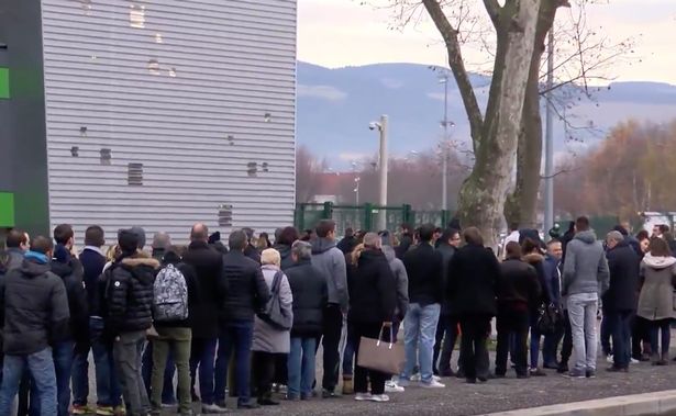 St-Etienne-fans-queue-for-tickets